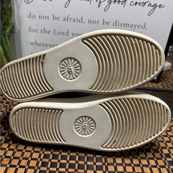 UGG Black High-Top Platform Lace-Up Sneakers Women SZ7.5- Box 16 - Picture 6 of 6